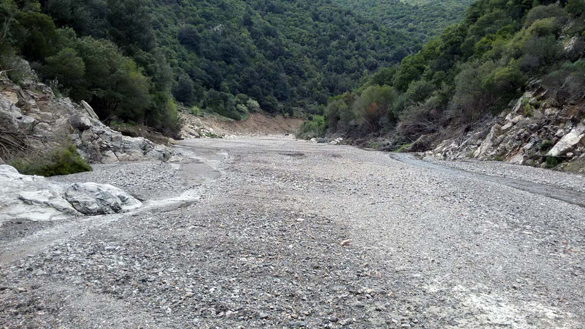 Percorso enduro sul letto del fiume ad Orgosolo, Sardegna Percorso enduro sul letto del fiume ad Orgosolo, Sardegna