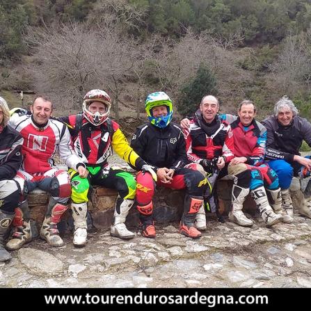 Il gruppo di enduristi durante uno dei pochi attimi di pausa presso una sorgente