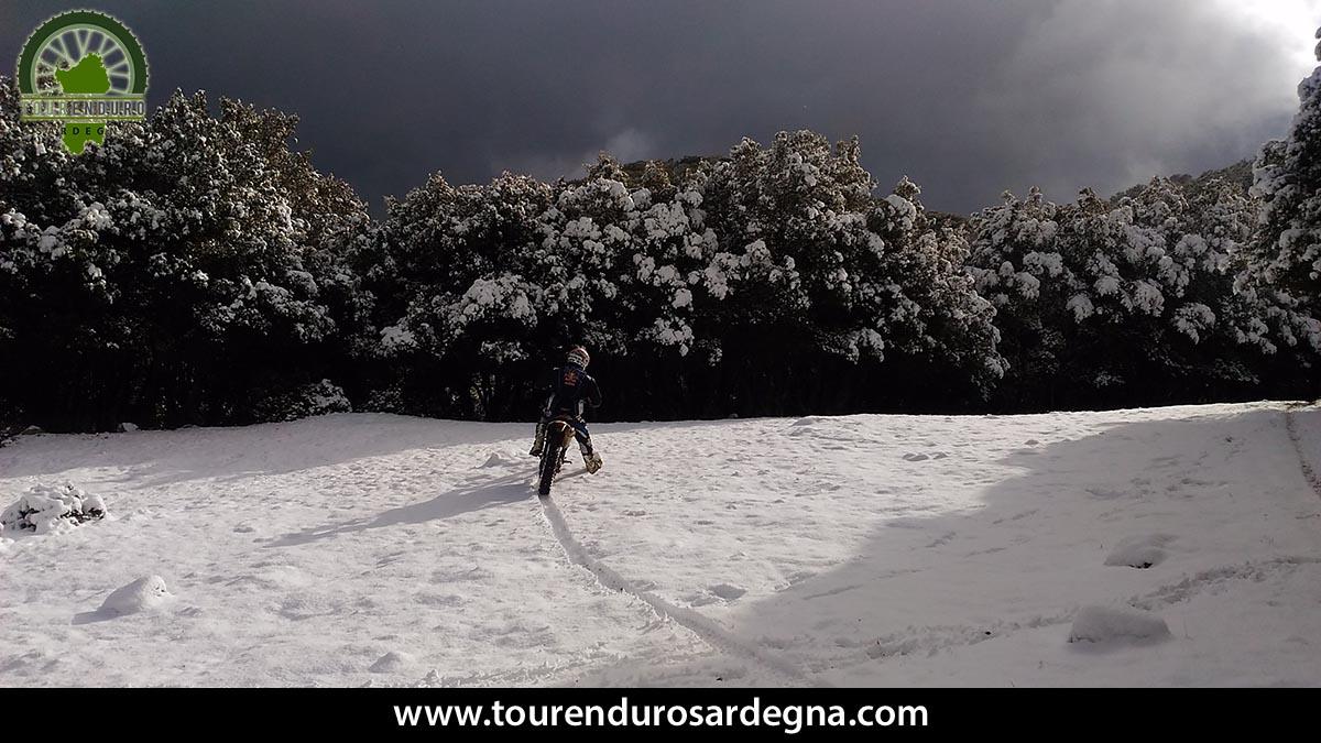 Enduro sulla neve in Sardegna, tour ed escursioni per moto offroad con guida del posto