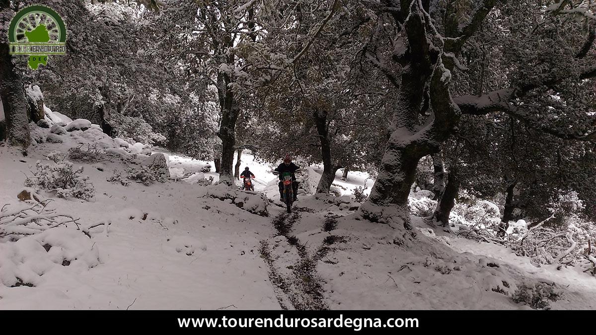 Enduro sulla neve in Sardegna, tour ed escursioni per moto offroad con guida del posto