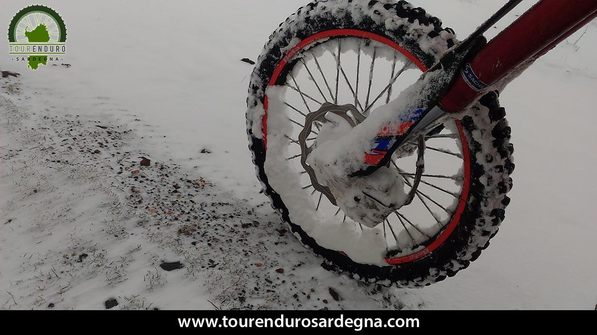 Enduro sulla neve in Sardegna, tour ed escursioni per moto offroad con guida del posto