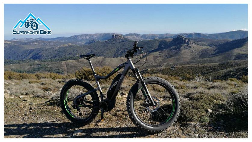 Una E-Bike del parco bici Supramonte Bike, con lo sfondo della Barbagia