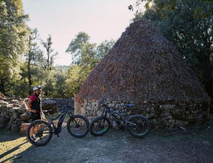 Un antico rifugio sardo "Su Pinnetti" nel Supramonte visitato in E-Bike