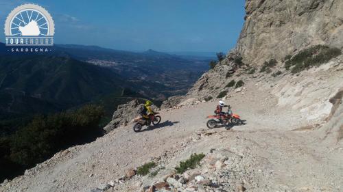Suggestivo passaggio a pochi metri dal dirupo. Uno degli accessi al Supramonte di Orgosolo