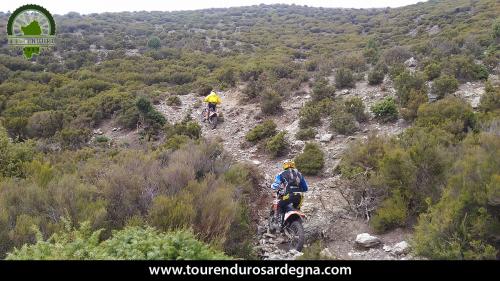 Tour Enduro Sardegna dalla barbagia all''ogliastra: bellissimo sentiero con sassi Tour Enduro Sardegna dalla barbagia all''ogliastra: bellissimo sentiero con sassi
