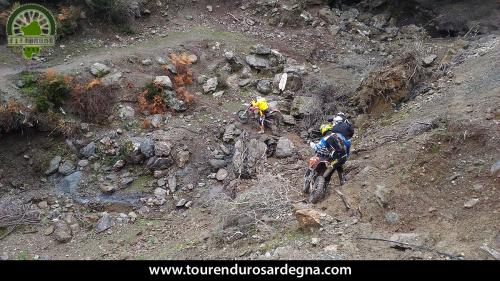 Tour Enduro Sardegna dalla barbagia all''ogliastra: discesa con le moto a spinte Tour Enduro Sardegna dalla barbagia all''ogliastra: discesa con le moto a spinte