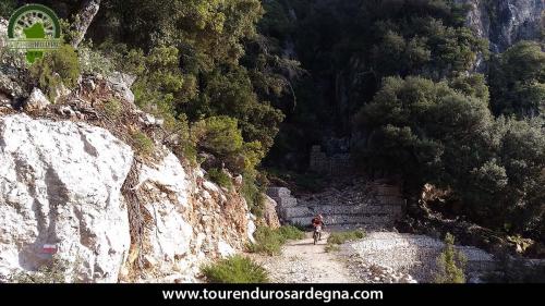 Guado "rinforzato", siamo quasi in cima al monte Corrasi Guado "rinforzato", siamo quasi in cima al monte Corrasi