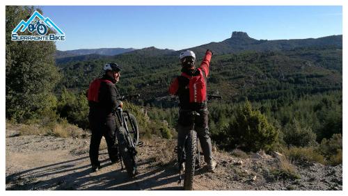 La guida indica la vetta di Monte Novo San Giovanni durante una escursione in E-Bike