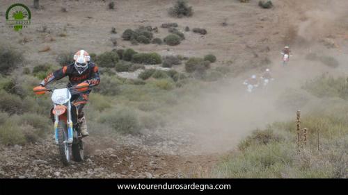 Salita con piccoli sassi smossi e fondo duro. Salita con piccoli sassi smossi e fondo duro.