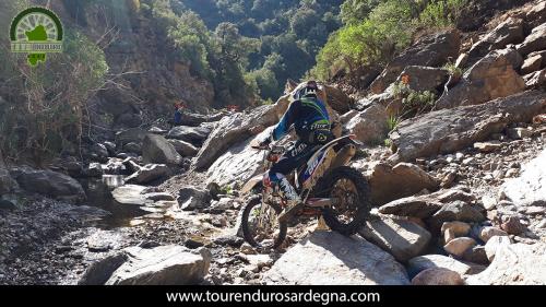 Uno dei passaggi impegnativi affrontati durante la risalita del fiume Uno dei passaggi impegnativi affrontati durante la risalita del fiume